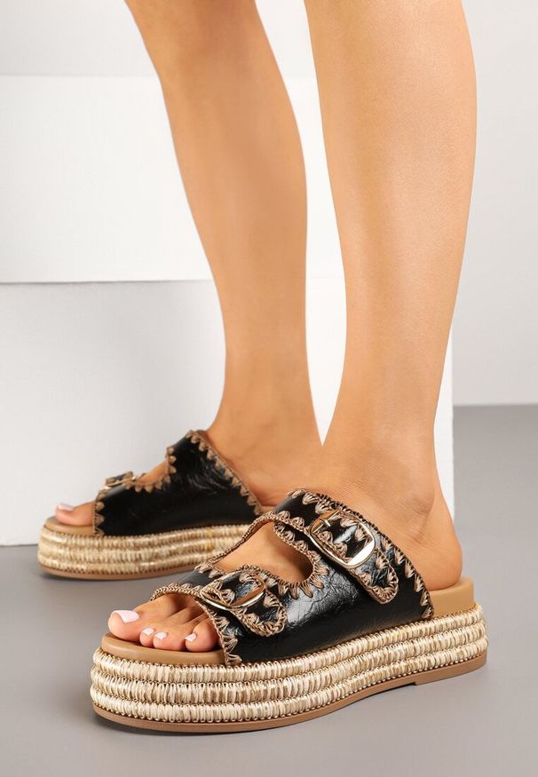 Born2be - Czarne Klapki na Grubej Plecionej Podeszwie z Szydełkowym Wzorem Tenavira. Okazja: na co dzień. Kolor: czarny. Sezon: lato. Styl: boho, casual