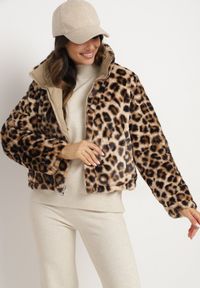 Born2be - Beżowa Pikowana Kurtka Dwustronna ze Stójką i Ściągaczem z Futerkiem w Panterkę Cesila. Okazja: na co dzień. Typ kołnierza: kołnierzyk stójkowy. Kolor: beżowy. Materiał: futro. Długość rękawa: długi rękaw. Długość: długie. Wzór: motyw zwierzęcy. Styl: casual, klasyczny #6