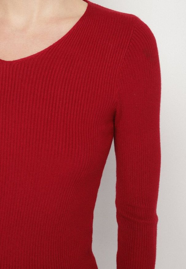 Born2be - Bordowy Dopasowany Sweter z Prążkowanej Dzianiny z Bawełną z Dekoltem w Serek Tesma. Okazja: na co dzień. Typ kołnierza: dekolt w serek. Kolor: czerwony. Materiał: dzianina, bawełna, prążkowany. Długość rękawa: długi rękaw. Długość: długie. Styl: casual, elegancki