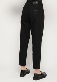 Born2be - Czarne Klasyczne Jeansy o Kroju Mom Fit Fesianela. Okazja: na co dzień. Kolor: czarny. Styl: klasyczny #7