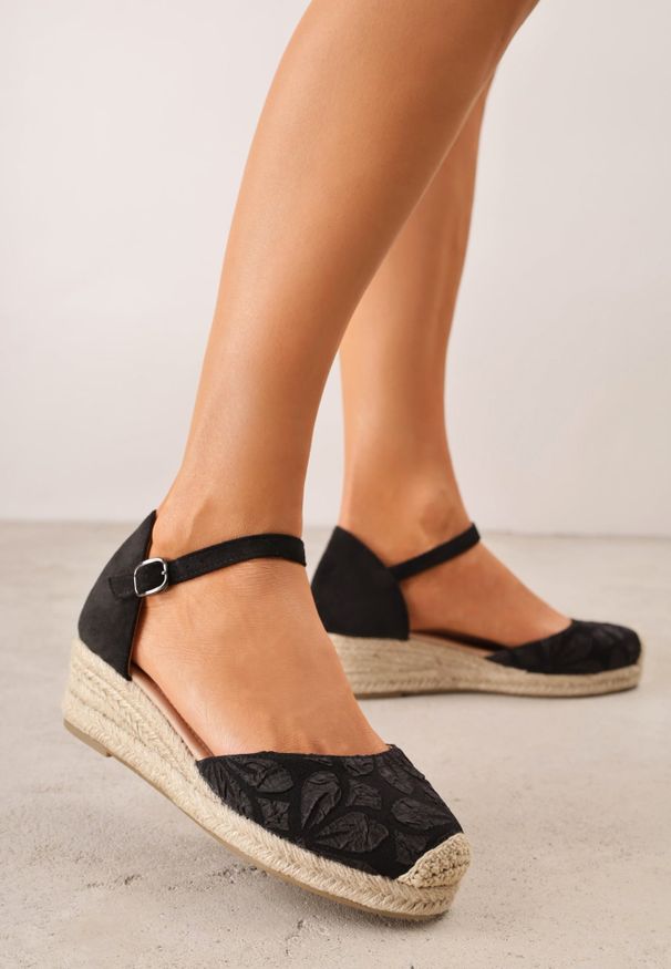 Renee - Czarno-Beżowe Sandały Basare. Nosek buta: okrągły. Zapięcie: sprzączka. Kolor: czarny. Materiał: materiał. Wzór: kwiaty. Obcas: na koturnie. Wysokość obcasa: średni