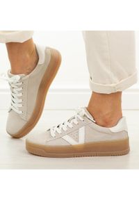 Beżowe skórzane półbuty damskie Vinceza 79597. Okazja: na spacer, na co dzień. Nosek buta: okrągły. Zapięcie: sznurówki. Kolor: beżowy. Materiał: zamsz, skóra. Szerokość cholewki: normalna. Sezon: wiosna, jesień, lato. Styl: casual, elegancki, sportowy, klasyczny #1