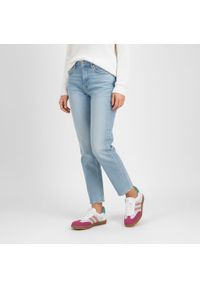 Sneakersy damskie Armodo, cholewka ze skóry naturalnej zamszowej z perforowanymi panelami klasyczne sznurowanie niska stabilna podeszwa zapewniająca. Okazja: na co dzień. Zapięcie: sznurówki. Kolor: biały. Materiał: zamsz, skóra. Szerokość cholewki: normalna. Wzór: ażurowy, kolorowy. Styl: klasyczny #5