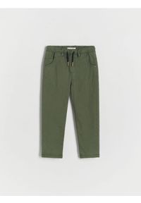 Reserved - Ocieplane spodnie regular - zielony. Kolor: zielony. Materiał: bawełna, tkanina, włókno. Wzór: gładki #1