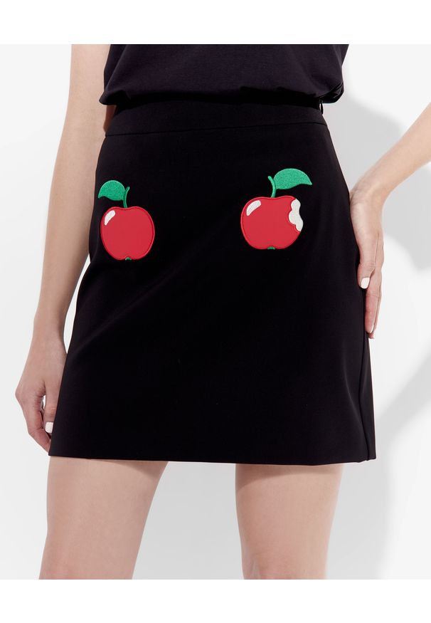 MOSCHINO - Czarna spódnica z jabłkiem. Okazja: do pracy. Kolor: czarny. Materiał: materiał. Wzór: aplikacja. Styl: klasyczny