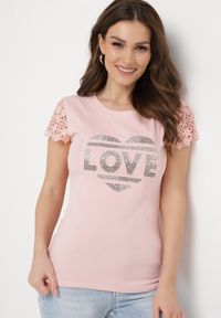 Born2be - Różowy Bawełniany T-shirt z Koronkowymi Rękawami i Serduszkiem z Cyrkonii Wleddia. Okazja: na co dzień. Kolor: różowy. Materiał: bawełna, koronka. Wzór: napisy, aplikacja. Styl: casual, elegancki