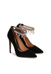 Kazar - Czarne zamszowe czółenka z biżuteryjnym paskiem. Nosek buta: szpiczasty. Zapięcie: pasek. Kolor: czarny. Materiał: zamsz. Wzór: aplikacja. Obcas: na obcasie. Styl: elegancki. Wysokość obcasa: średni #4
