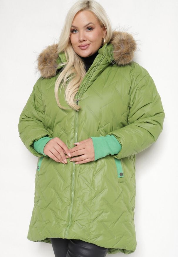 Born2be - Zielona Kurtka Pikowana z Kapturem z Futerkiem z Możliwością Odpięcia Rinnavia. Okazja: na co dzień. Typ kołnierza: kaptur. Kolekcja: plus size. Kolor: zielony. Długość: długie. Wzór: aplikacja. Materiał: futro. Długość rękawa: długi rękaw. Styl: elegancki, casual