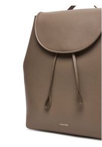 Calvin Klein Plecak Foil Logo Large Flap Backpack LV04F3505G Brązowy. Kolor: brązowy. Materiał: skóra #2