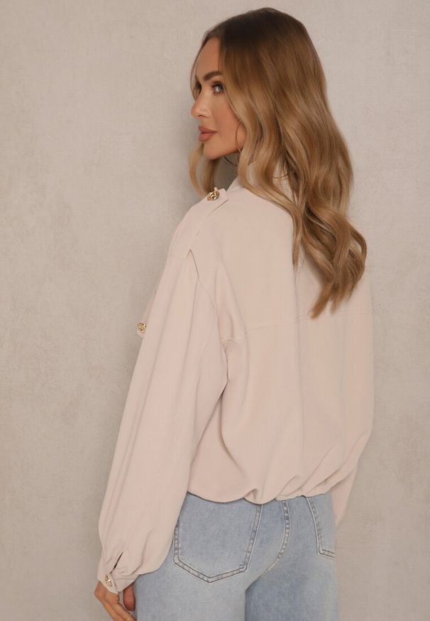 Renee - Beżowa Pudełkowa Kurtka ze Stójką i Troczkiem w Pasie Zdobiona Guzikami Casalla. Okazja: na co dzień. Typ kołnierza: kołnierzyk stójkowy. Kolor: beżowy. Materiał: jeans. Długość rękawa: długi rękaw. Długość: długie. Wzór: aplikacja. Styl: casual, elegancki