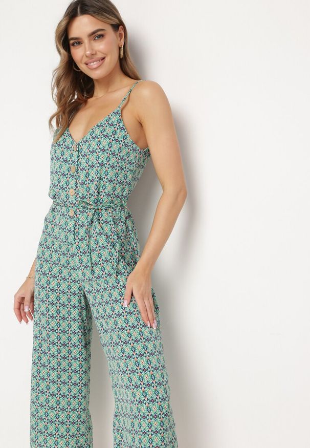 Born2be - Zielony Kombinezon Siffo. Kolor: zielony. Materiał: materiał. Długość rękawa: na ramiączkach. Wzór: kolorowy, aplikacja, jednolity. Sezon: lato