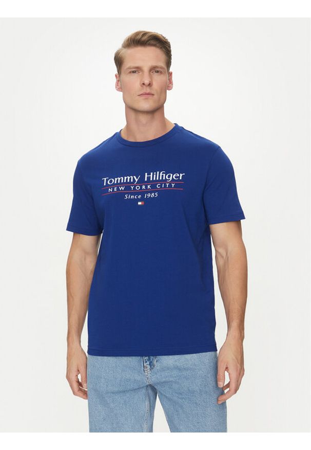 TOMMY HILFIGER - Tommy Hilfiger T-Shirt Center Stack MW0MW38621 Niebieski Regular Fit. Kolor: niebieski. Materiał: bawełna