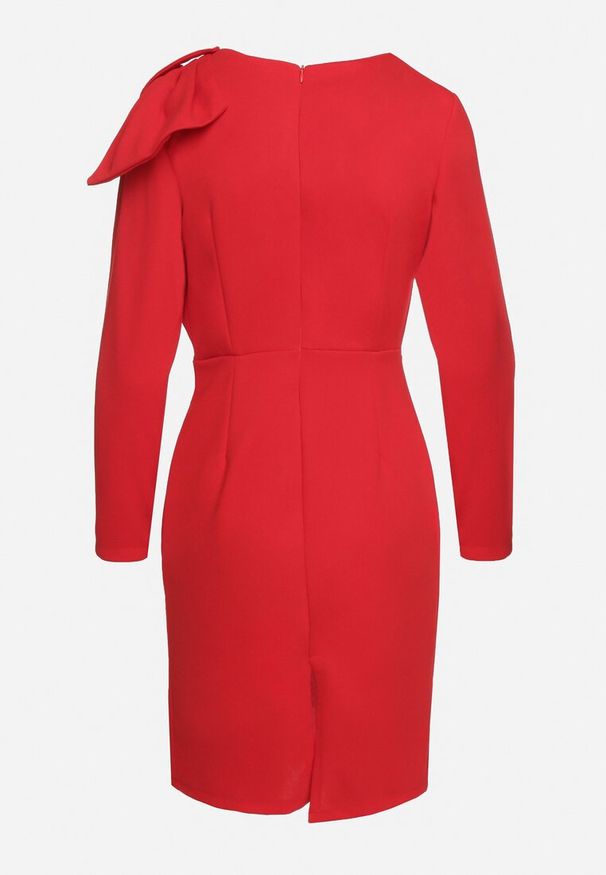 Born2be - Czerwona Dopasowana Sukienka Koktajlowa Ozdobiona Kokardą i Rozcięciem na Linnaea. Okazja: na co dzień. Typ kołnierza: kokarda. Kolor: czerwony. Wzór: aplikacja. Typ sukienki: dopasowane. Styl: wizytowy