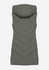 Born2be - Zielona Taliowana Kamizelka z Pikowanymi Przeszyciami i Kapturem Tuloria. Okazja: na spacer. Kolor: zielony. Materiał: jeans #5