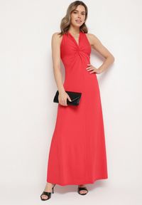 Born2be - Czerwona Rozkloszowana Sukienka Bez Rękawów z Wiskozą Zdobiona Marszczeniem Folenissa. Okazja: na imprezę. Typ kołnierza: kokarda, dekolt w kształcie V. Kolor: czerwony. Materiał: wiskoza. Długość rękawa: bez rękawów. Wzór: aplikacja. Typ sukienki: rozkloszowane #5