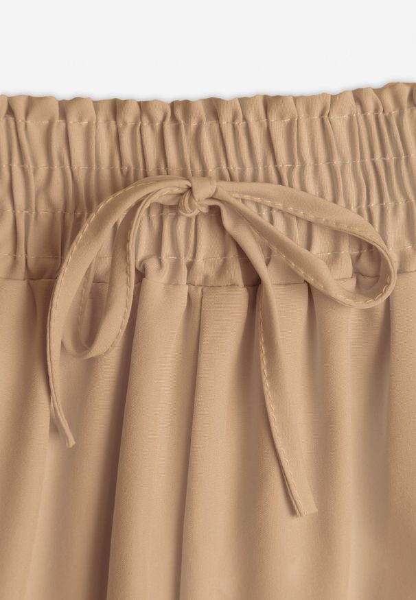 Renee - Beżowe Spodnie High Waist z Szerokimi Nogawkami z Wiskozą Wykończone Gumką w Talii Crisantas. Okazja: na co dzień, na spotkanie biznesowe, na spacer. Stan: podwyższony. Kolor: beżowy. Materiał: wiskoza. Styl: casual, biznesowy, elegancki