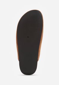 Born2be - Jasnobrązowe Klapki VICES Typu Mule z Koralikami Frędzlami i Kokardą Dioleora. Okazja: na co dzień. Kolor: brązowy. Wzór: aplikacja. Styl: casual, elegancki #9