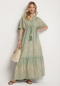 Born2be - Zielona Kopertowa Sukienka z Wiskozy Zdobiona Frędzlami i Metalicznym Haftem Redeirae. Okazja: na spacer, na co dzień. Typ kołnierza: dekolt w serek. Kolor: zielony. Materiał: wiskoza. Wzór: haft, aplikacja. Typ sukienki: kopertowe. Styl: casual, klasyczny #2