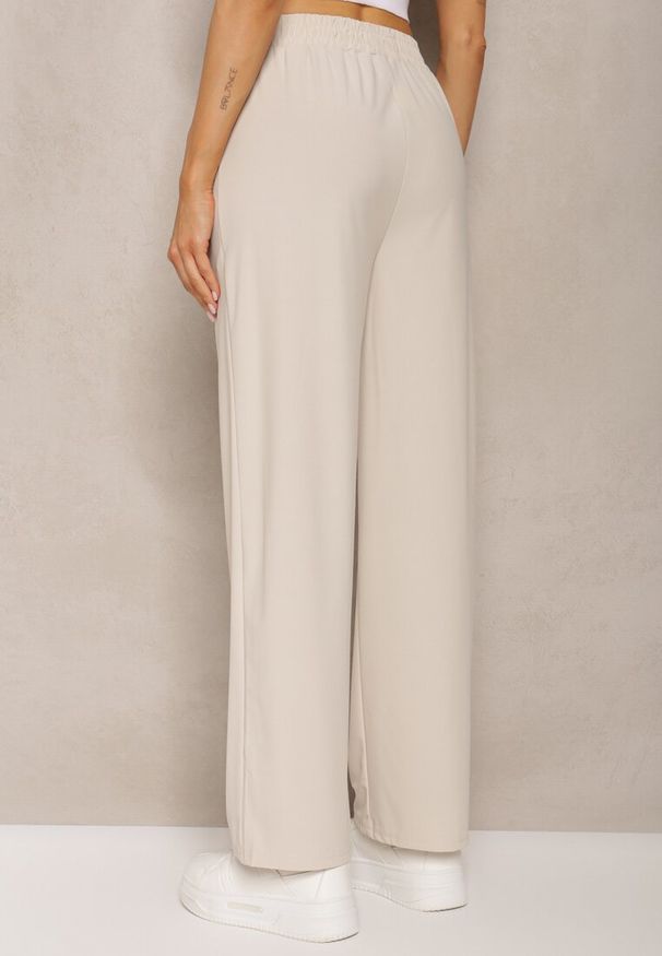 Renee - Jasnobeżowe Spodnie z Regularną Talią z Gumką i Sznurkiem w Pasie Cerinda. Okazja: na co dzień. Kolor: beżowy. Materiał: satyna, materiał. Styl: casual