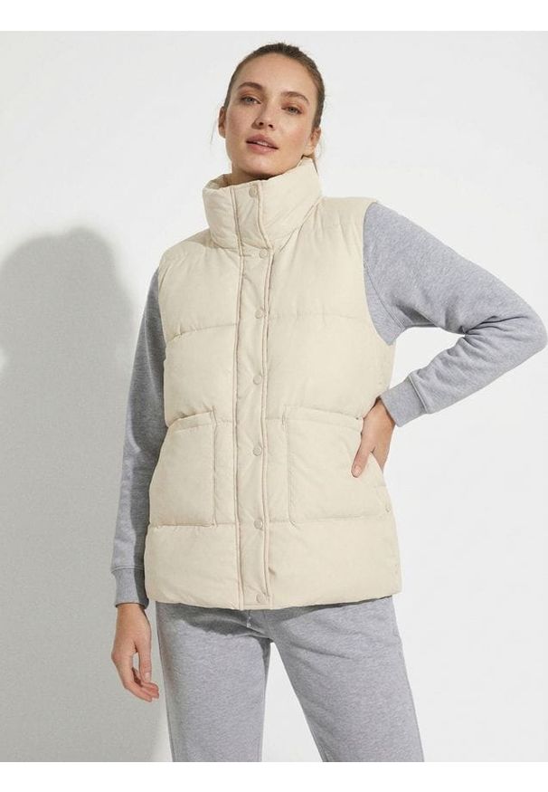 Sinsay - Pikowana kamizelka ze stójką - kremowy. Typ kołnierza: kołnierzyk stójkowy. Kolor: kremowy