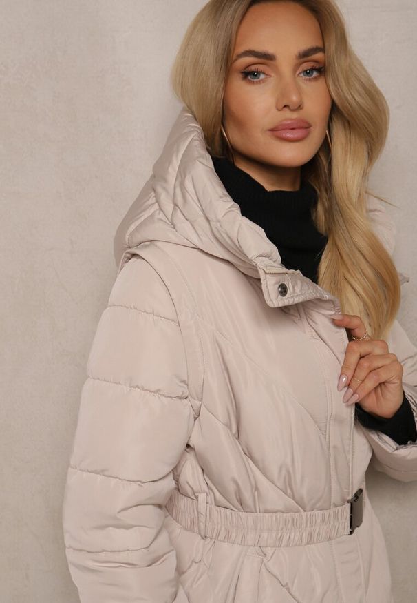 Renee - Ciemnobeżowa Długa Kurtka Mocno Ocieplana z Pikowanymi Przeszyciami Kapturem i Paskiem Tinnacira. Okazja: na co dzień. Kolor: beżowy. Materiał: jeans. Długość: długie. Sezon: zima. Styl: casual