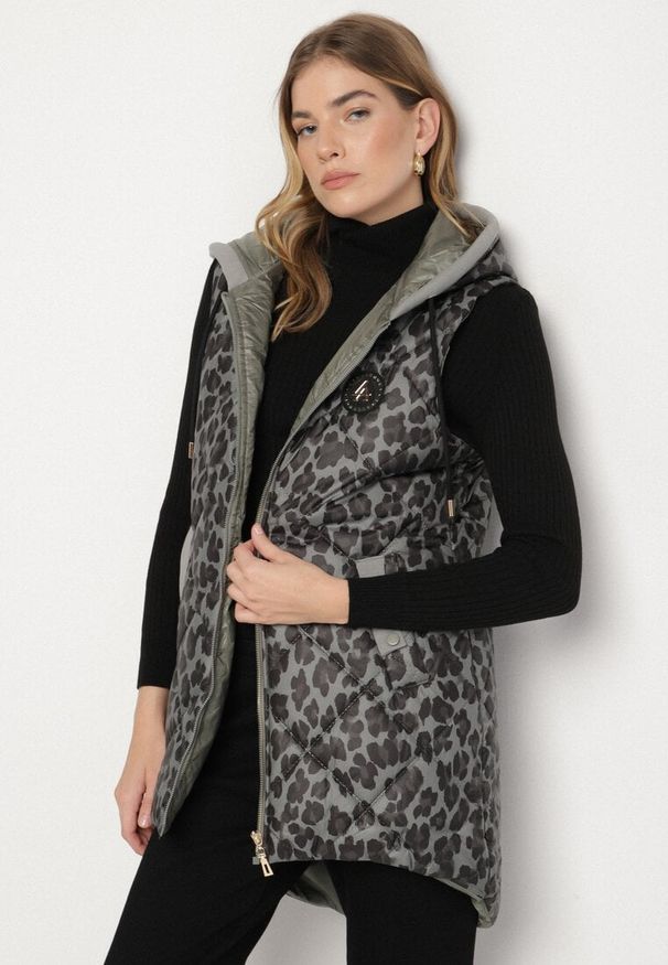 Born2be - Zielona Pikowana Kamizelka w Panterkę z Dłuższym Tyłem i Kapturem Falandia. Okazja: na spacer, na co dzień. Typ kołnierza: kaptur. Kolor: zielony. Materiał: jeans. Długość: długie. Wzór: motyw zwierzęcy. Styl: casual, klasyczny
