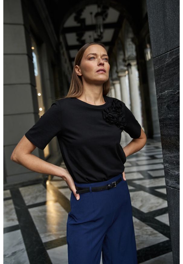 MOODO - Bawełniana bluzka z aplikacją czarna. Kolor: czarny. Materiał: bawełna. Wzór: aplikacja