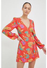 Billabong sukienka kolor czerwony mini prosta. Okazja: na co dzień. Kolor: czerwony. Materiał: tkanina. Typ sukienki: proste. Styl: casual. Długość: mini #1