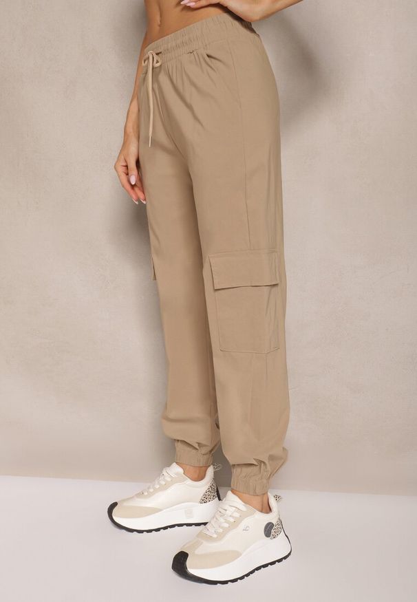 Renee - Beżowe Spodnie z Wiskozą Cargo High Waist Arrioelle. Okazja: na co dzień. Stan: podwyższony. Kolor: beżowy. Materiał: wiskoza. Styl: casual