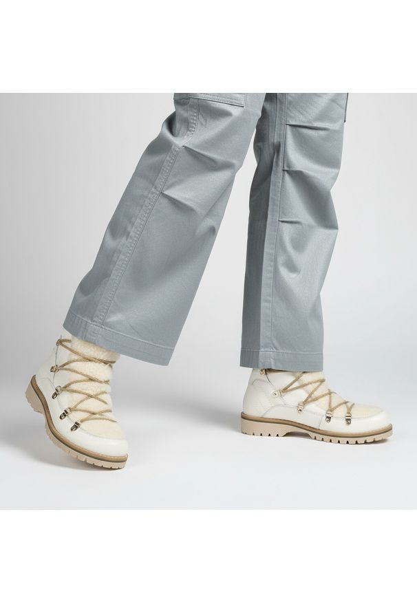 Białe Botki Kampa Damskie Ocieplane Obuwie. Okazja: na spacer. Zapięcie: sznurówki. Kolor: biały. Materiał: skóra. Sezon: zima. Styl: elegancki