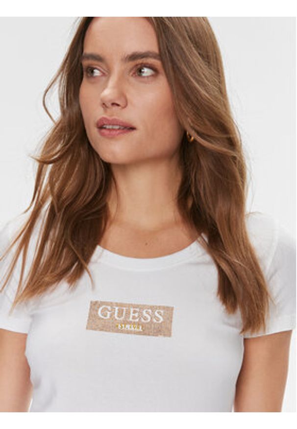 Guess T-Shirt W4RI33 J1314 Biały Slim Fit. Kolor: biały. Materiał: bawełna