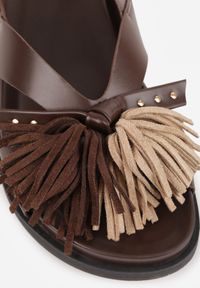 Renee - Ciemnobrązowe Sandały VICES z Frędzlami z Przodu Callane. Zapięcie: sprzączka. Kolor: brązowy. Materiał: jeans #3