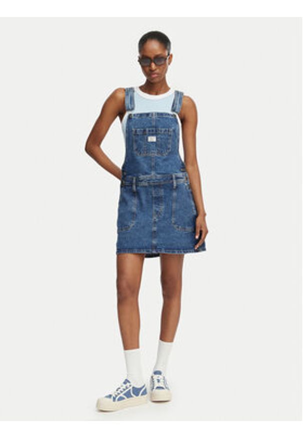 Guess Jeans Sukienka jeansowa W6GK25 D5M4O Niebieski Regular Fit. Kolor: niebieski. Materiał: bawełna