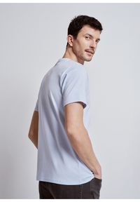Ochnik - Błękitny T-shirt męski z logo. Kolor: niebieski. Materiał: bawełna. Długość: krótkie. Wzór: nadruk #2
