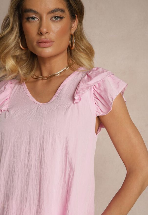 Renee - Jasnoróżowa Bluzka z Wiskozą i Falbankami Divama. Okazja: na co dzień. Typ kołnierza: kołnierz z falbankami. Kolor: różowy. Materiał: wiskoza. Styl: casual, elegancki