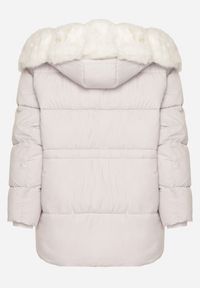 Born2be - Biała Kurtka z Pikowanymi Przeszyciami i Kapturem z Futerkiem Galiadia. Okazja: na co dzień, na spacer. Kolor: biały. Materiał: futro. Styl: klasyczny, casual, sportowy #4