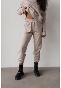 Marsala - Spodnie dresowe typu jogger w kolorze COCONUT MILK - DISPLAY. Stan: podwyższony. Materiał: dresówka. Styl: elegancki