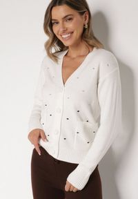 Born2be - Biały Rozpinany Kardigan w Kropki Tusvanea. Okazja: na co dzień. Kolor: biały. Materiał: jeans. Wzór: kropki. Styl: klasyczny, casual #1