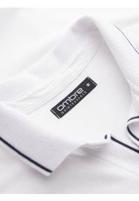 Ombre Clothing - Koszulka męska polo z dzianiny pique bez guzików - biała V1 - Rozmiar: XXL. Okazja: do pracy, na co dzień. Typ kołnierza: polo. Kolor: biały. Materiał: dzianina. Wzór: aplikacja, ze splotem, paski. Styl: klasyczny, sportowy, wizytowy, casual #8
