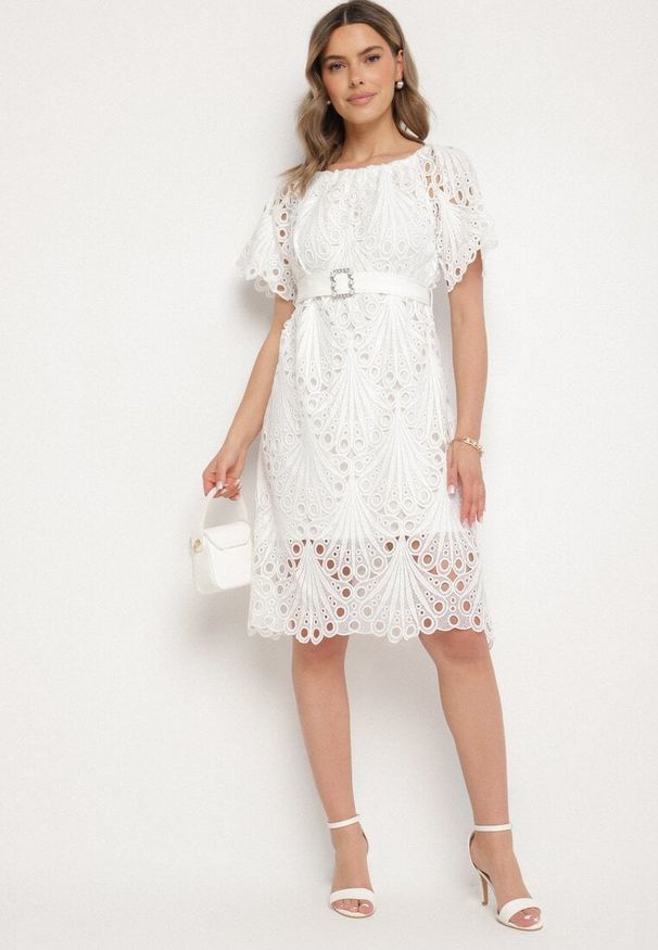 Born2be - Biała Ażurowa Sukienka z Bawełną i Paskiem z Klamrą Mimixa. Okazja: na co dzień. Kolor: biały. Materiał: bawełna. Długość rękawa: krótki rękaw. Wzór: ażurowy. Typ sukienki: proste. Styl: klasyczny, casual