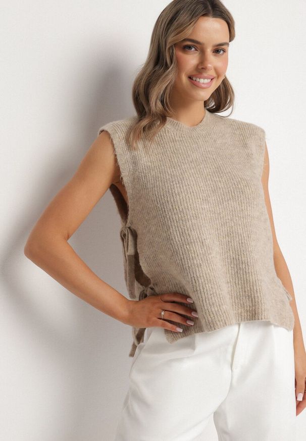 Born2be - Beżowa Kamizelka Dzianinowa z Wełną i Wiskozą Wiązana po Bokach Annivoria. Kolor: beżowy. Materiał: wiskoza, dzianina, wełna. Styl: elegancki