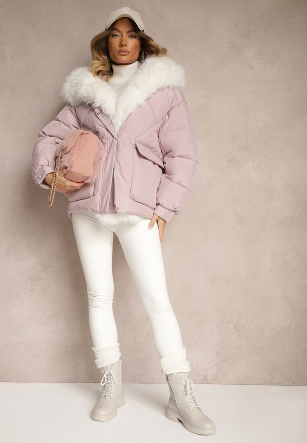 Renee - Różowa Kurtka Pikowana z Kapturem i Odpinanymi Futerkowymi Wstawkami Izafera. Okazja: na co dzień. Typ kołnierza: kaptur. Kolor: różowy. Materiał: jeans. Styl: casual, elegancki