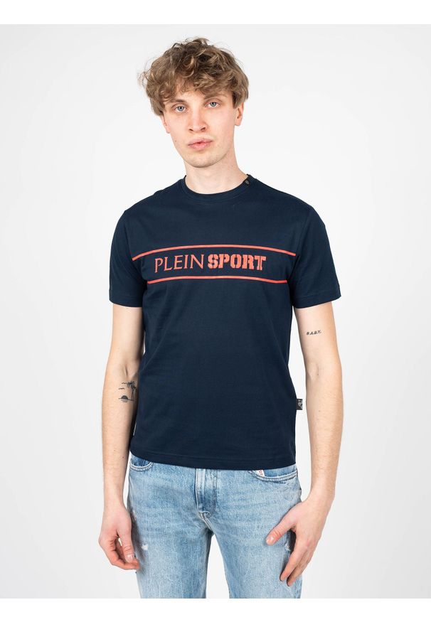 Plein Sport T-shirt | TIPS101 | Mężczyzna | Granatowy. Okazja: na co dzień. Kolor: niebieski. Materiał: bawełna. Wzór: aplikacja. Styl: sportowy