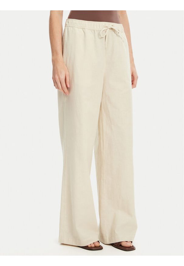 Mustang Spodnie materiałowe Tuscaloosa 1016583 Beżowy Wide Fit. Kolor: beżowy. Materiał: bawełna