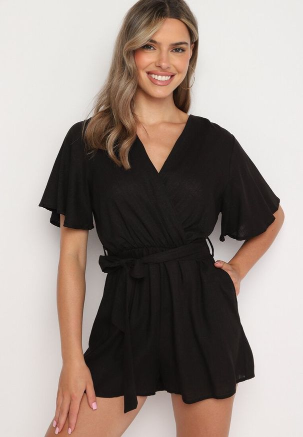 Born2be - Czarny Bawełniany Kombinezon z Kopertowym Dekoltem i Materiałowym Paskiem w Talii Viklie. Kolor: czarny. Materiał: bawełna, materiał. Długość rękawa: krótki rękaw. Długość: krótkie. Styl: elegancki