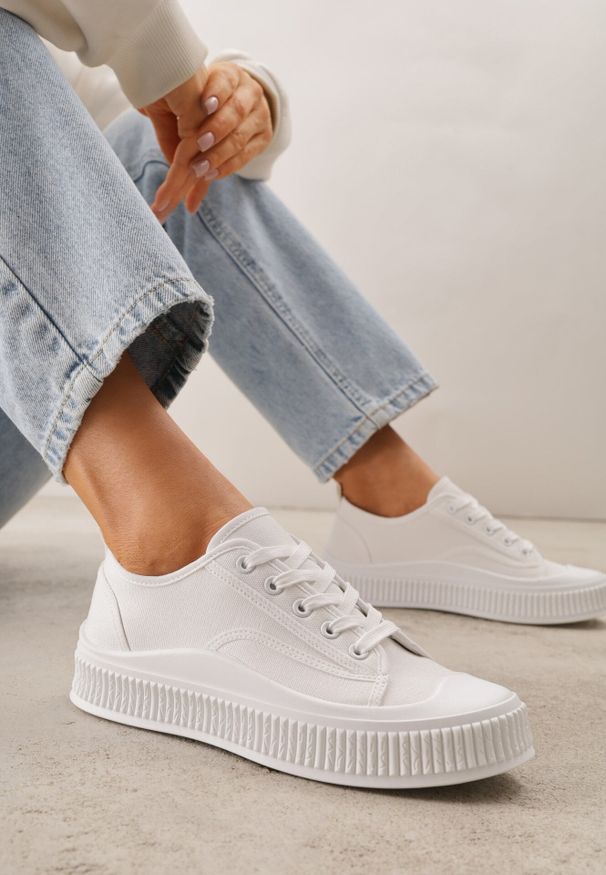 Born2be - Białe Basicowe Trampki z Podeszwą ze Żłobieniami Laurinatea. Okazja: na co dzień. Kolor: biały. Materiał: jeans. Styl: casual, klasyczny, elegancki