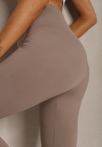 Renee - Ciemnobeżowe Legginsy z Gumką w Talii z Długimi Nogawkami Caleta. Okazja: na co dzień. Kolor: beżowy. Długość: długie. Styl: klasyczny, casual #5