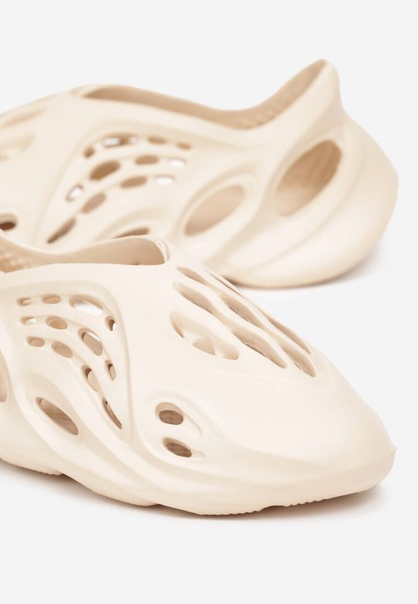 Renee - Beżowe Wsuwane Sneakersy z Lekkiej Pianki z Wycięciami Bonasna. Zapięcie: bez zapięcia. Kolor: beżowy