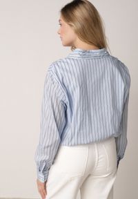 Born2be - Niebieska Bawełniana Koszula Oversize w Pionowe Paski z Gumką Kycer. Okazja: na co dzień, na spotkanie biznesowe. Typ kołnierza: kołnierzyk klasyczny. Kolor: niebieski. Materiał: bawełna. Wzór: paski. Styl: casual, biznesowy, elegancki, klasyczny #6