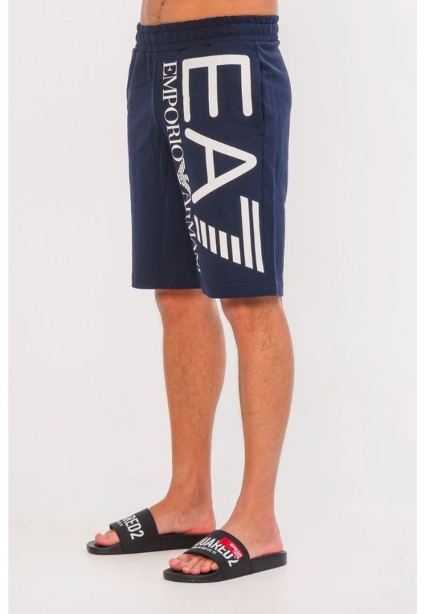 EA7 Emporio Armani - EA7 Granatowe bawełniane szorty z dużym logo. Kolor: niebieski. Materiał: bawełna